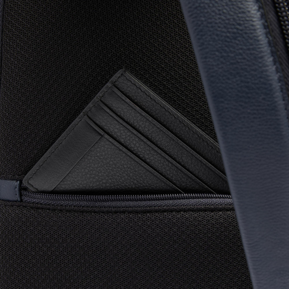 Monospalla porta iPad® in pelle con portabilità a zaino "Russell" Piquadro (disponibile in due colori)