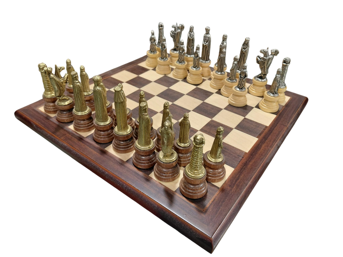 Scacchiera con scacchi in legno e metallo 