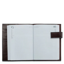 Carica l&#39;immagine nel visualizzatore di Gallery, Porta agenda giornaliera in pelle Bluesquare Piquadro (disponibile in diversi colori)
