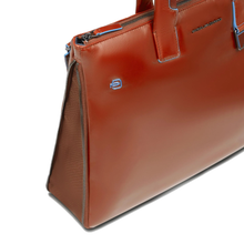 Carica l'immagine nel visualizzatore di Gallery, Cartellina sottile espandibile 15,6 in pelle due manici "Blue Square" Piquadro (disponibile in due colori)
