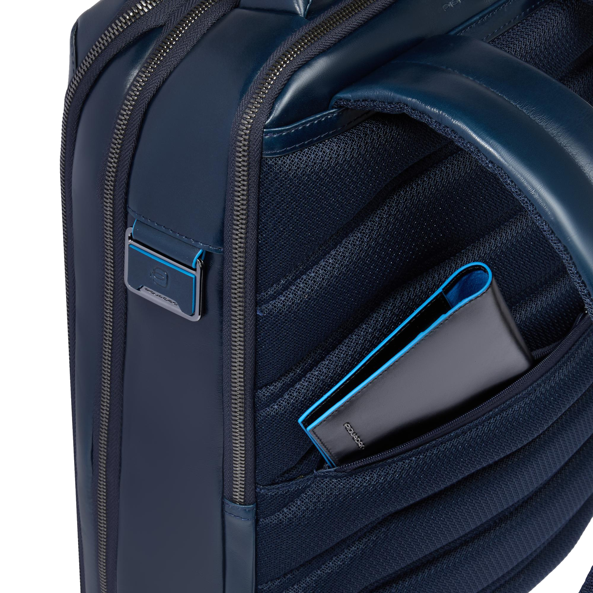 Zaino da viaggio fastcheck portacomputer 15,6" in pelle "Bluesquare" Piquadro (disponibile in due varianti)