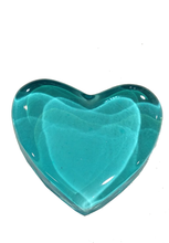 Carica l'immagine nel visualizzatore di Gallery, Fermacarte "Cuore in vetro" medio (disponibile in diversi colori)
