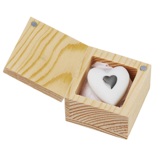 Carica l&#39;immagine nel visualizzatore di Gallery, Cuoricino in ceramica con scatolina in legno &quot;Love to Go&quot;
