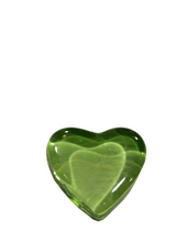 Carica l'immagine nel visualizzatore di Gallery, Fermacarte "Cuore in vetro" piccolo (disponibile in diversi colori)
