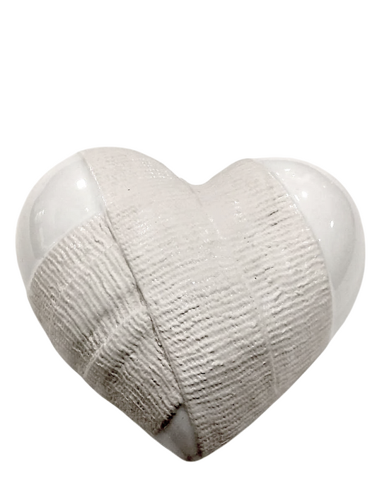 Decorazione da parete in porcellana "Cuore Bendato"
