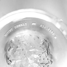 Carica l&#39;immagine nel visualizzatore di Gallery, Set due bicchieri da whisky &quot;Topographic:  Fuji &amp; Denali&quot;
