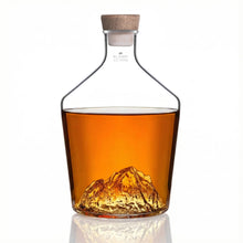 Carica l'immagine nel visualizzatore di Gallery, Bottiglia per liquori "Alaskan Maker: Monte Bianco"
