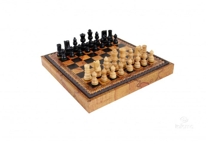 Scacchiera in similpelle con decorazione mappa e scacchi in legno