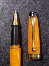 Carica l&#39;immagine nel visualizzatore di Gallery, Penna Roller Aurora Sole Aurea Minima (edizione numerata)
