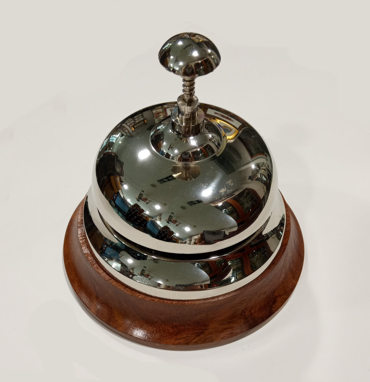 Campanello in metallo con base in legno