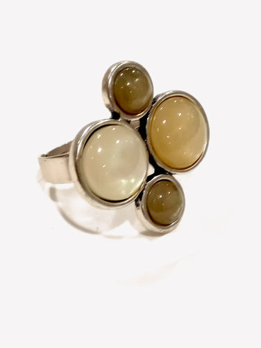 Anello con castoni cabochon beige e marrone
