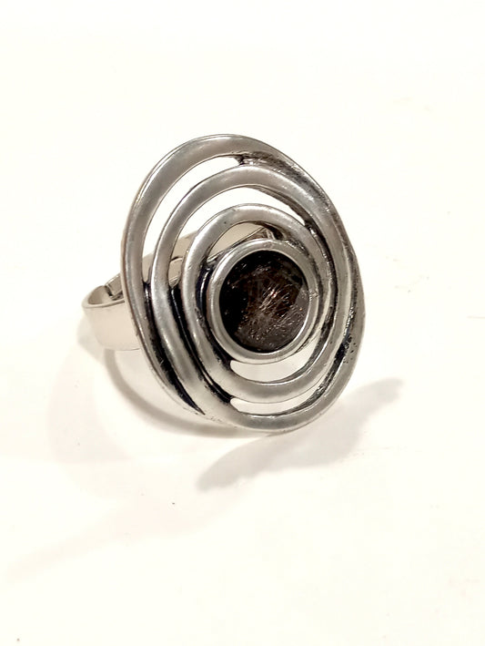 Anello con spirale e cabochon nero