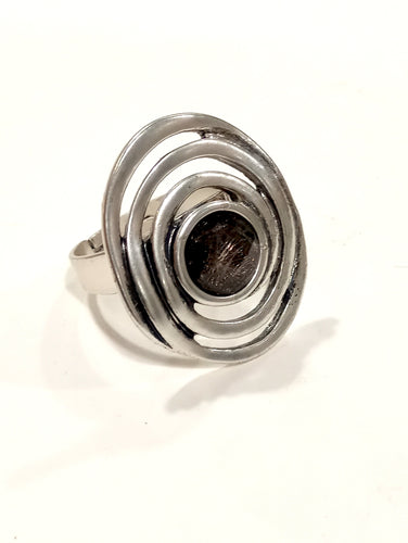 Anello con spirale e cabochon nero