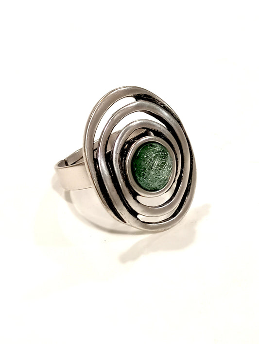 Anello con spirale e cabochon verde
