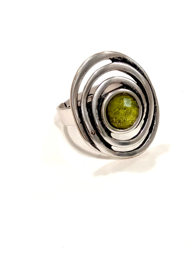 Anello con spirale e cabochon giallo