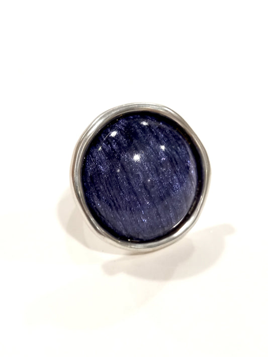 Anello con castone cabochon blu