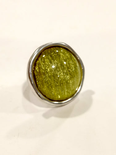 Anello con castone cabochon verde oliva