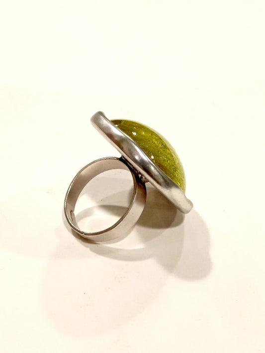 Anello con castone cabochon verde oliva