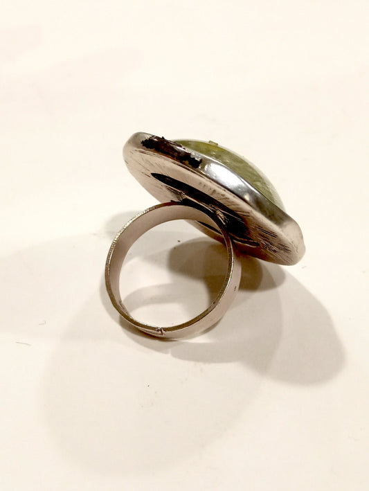 Anello con castone cabochon bianco argento