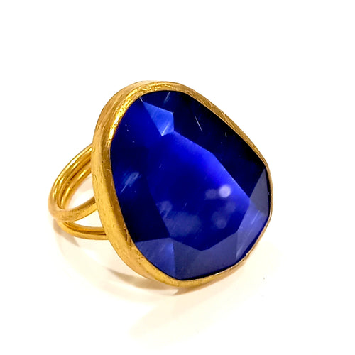 Anello in metallo dorato con pietra a goccia
