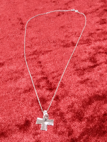 Collana in argento con ciondolo a croce