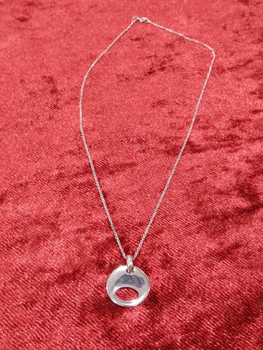Collana in argento con ciondolo a cerchio