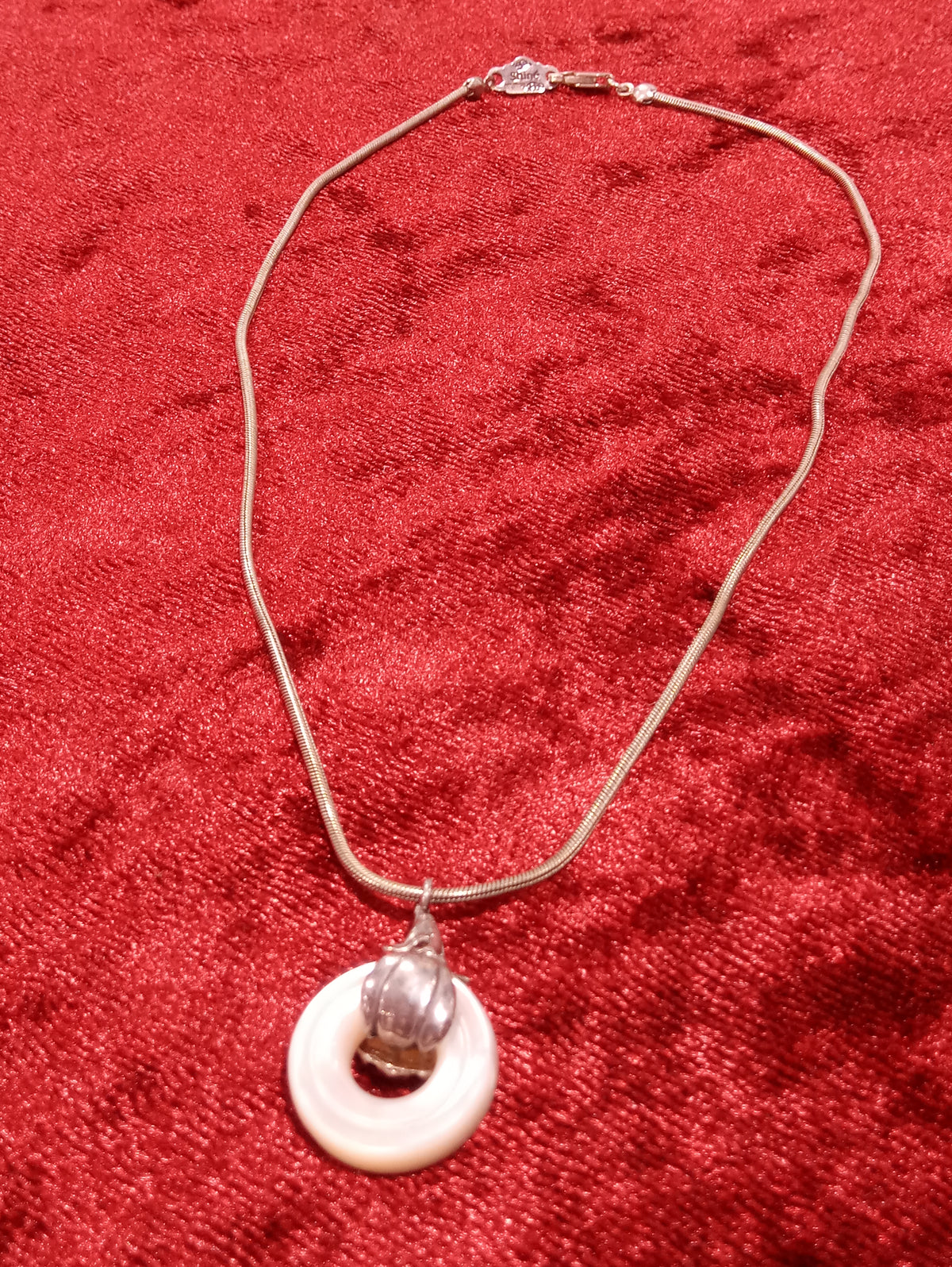 Collana in argento con ciondolo in madreperla