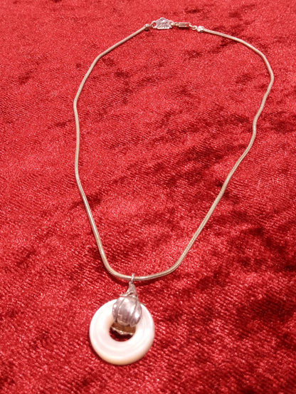 Collana in argento con ciondolo in madreperla