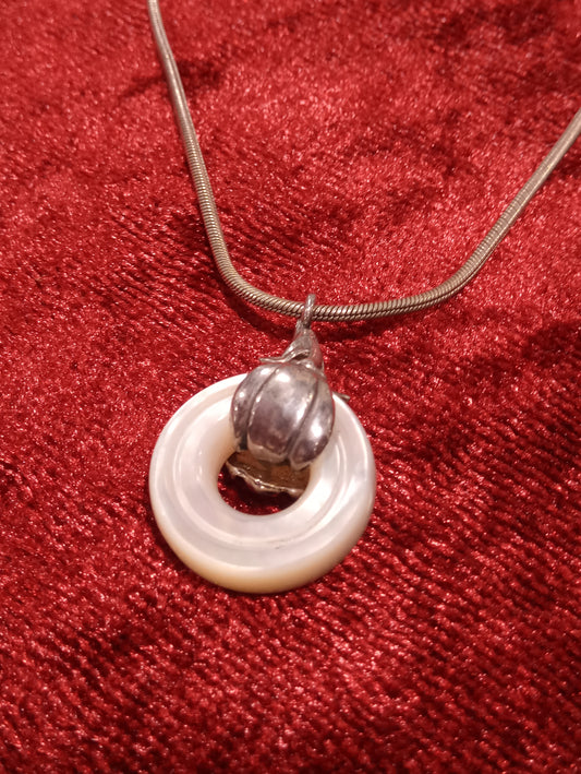 Collana in argento con ciondolo in madreperla