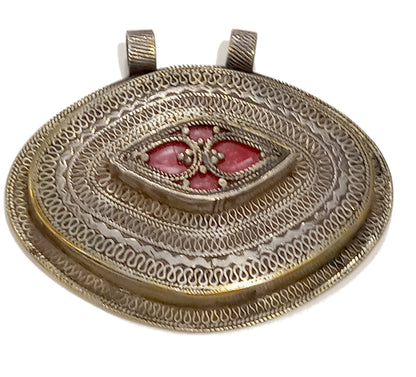 Pendente in argento a medaglione cesellato con corallo