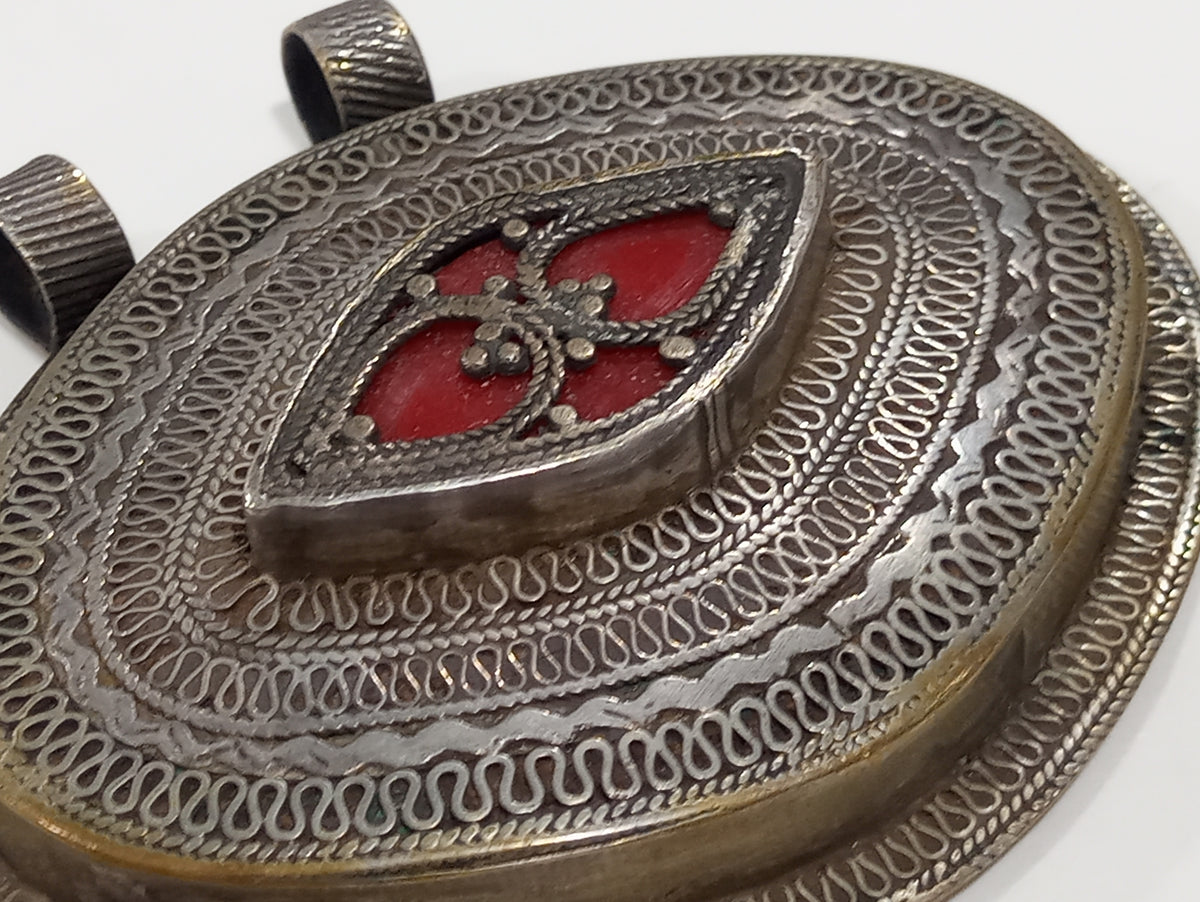 Pendente in argento a medaglione cesellato con corallo