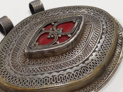 Pendente in argento a medaglione cesellato con corallo
