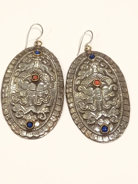 Orecchini in argento con piastre decorate