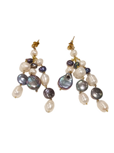 Orecchini chandelier  in perle bianche e grigie "Conforti Gioielli"