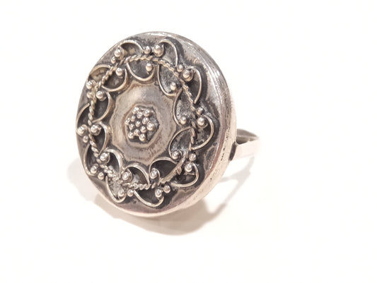 Anello in argento cesellato con gambo rialzato