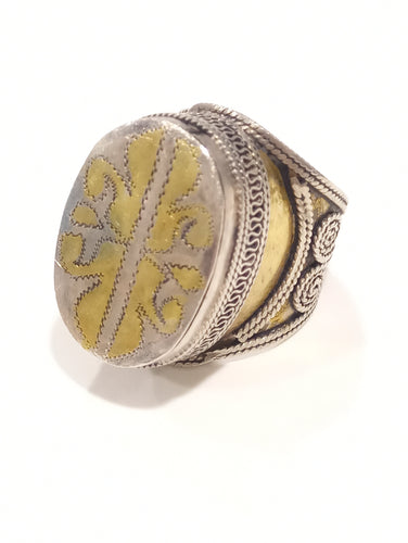 Anello in argento bicolore con punzonature e elementi in ottone