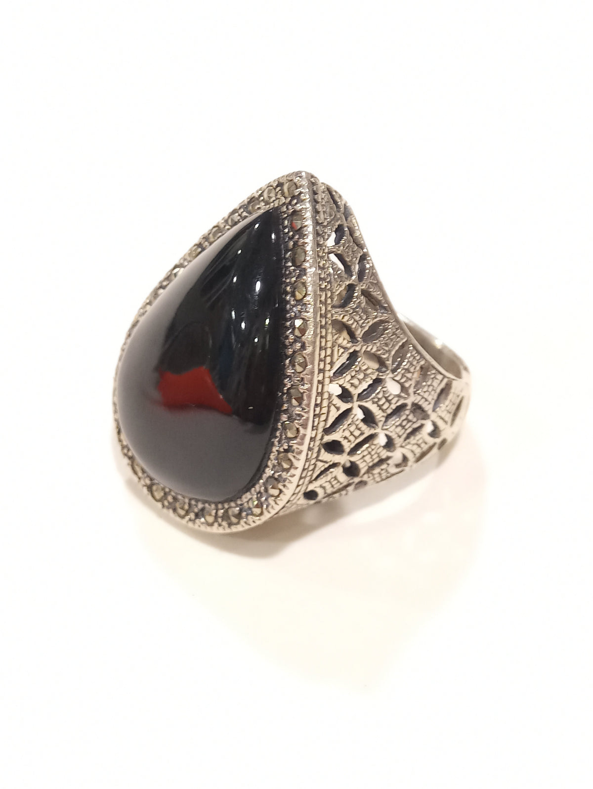 Anello in argento con onice naturale e gambo cesellato