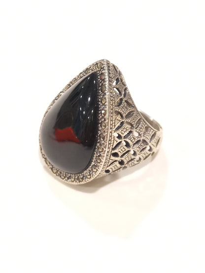 Anello in argento con onice naturale e gambo cesellato