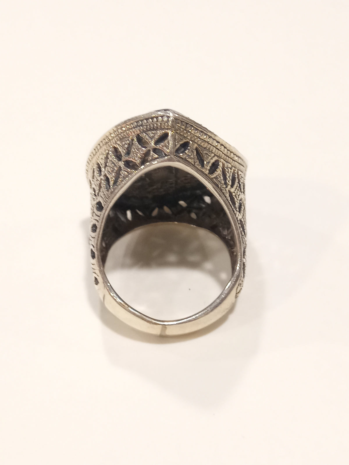 Anello in argento con onice naturale e gambo cesellato