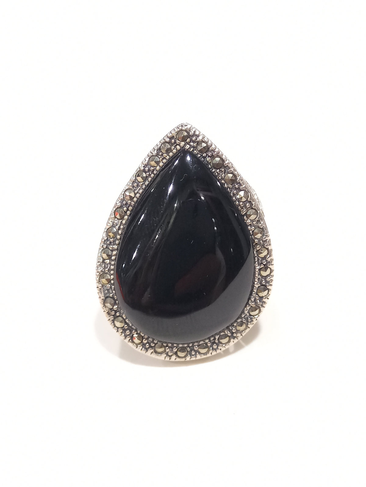 Anello in argento con onice naturale e gambo cesellato