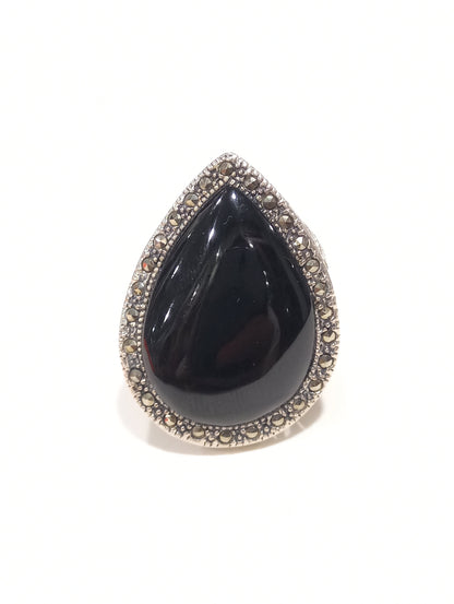 Anello in argento con onice naturale e gambo cesellato