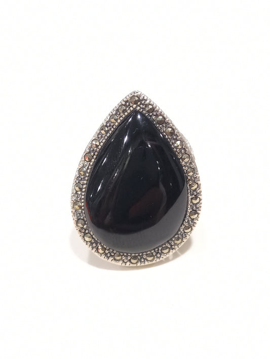 Anello in argento con onice naturale e gambo cesellato