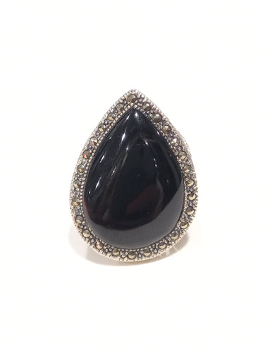 Anello in argento con onice naturale e gambo cesellato