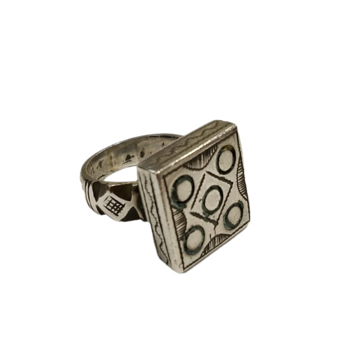 Anello in argento con decorazione geometrica