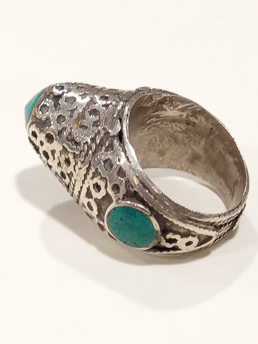 Anello in argento cesellato con inserti in turchese