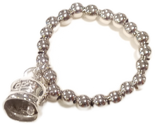 Carica l&#39;immagine nel visualizzatore di Gallery, Anello elasticizzato con perline e charms campanella di Capri
