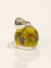 Carica l&#39;immagine nel visualizzatore di Gallery, Ciondolo campanella di Capri dipinta a mano &quot;Uva gialla&quot;
