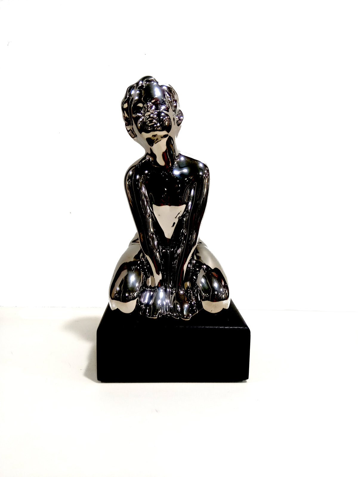 Scultura in resina "Ragazza seduta"