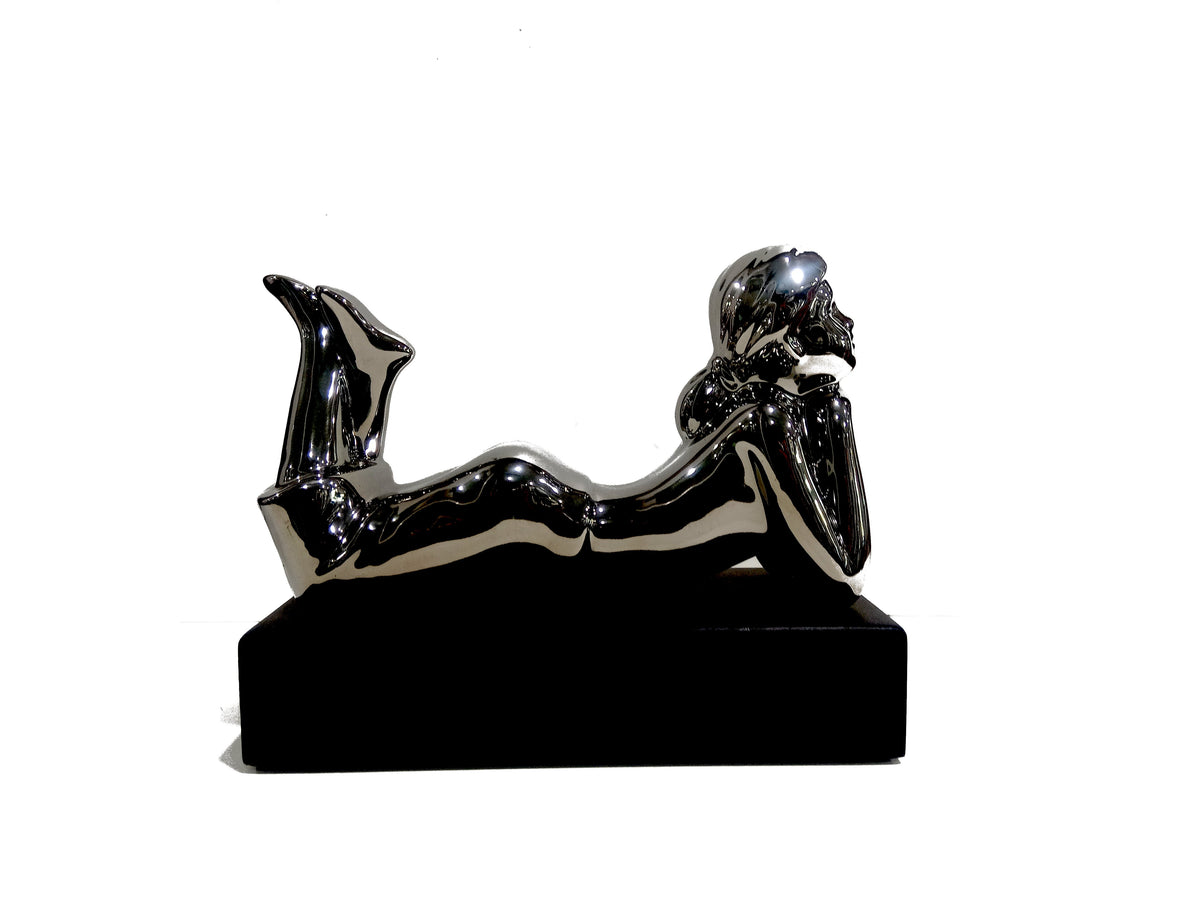 Scultura in resina "Ragazza sdraiata"