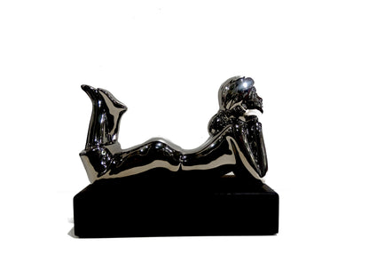 Scultura in resina "Ragazza sdraiata"